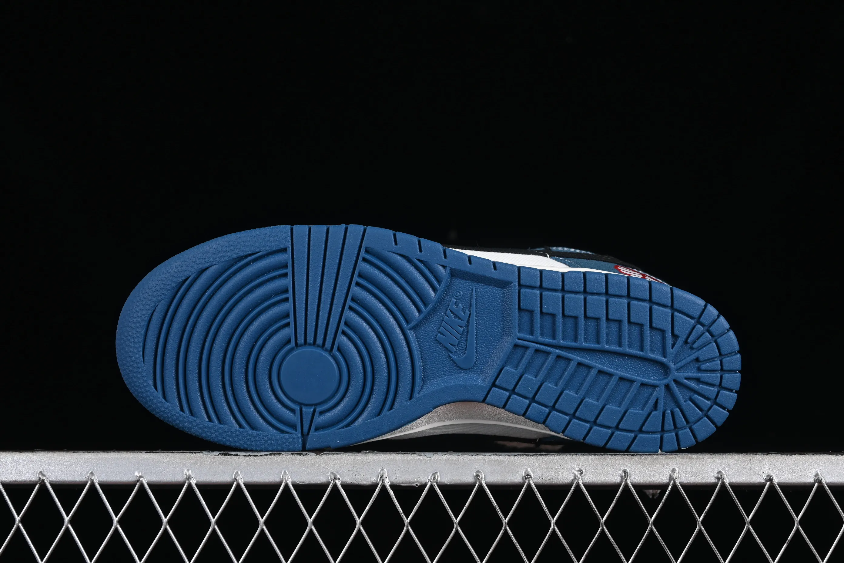 All categories Nk SB Dunk series Nk SB Dunk Low low-top sneakers Nk Dunk Low black and white blue high street style Sashiko embroidery hemp rope deconstruction SB strap low-top casual sneakers DV0834-101